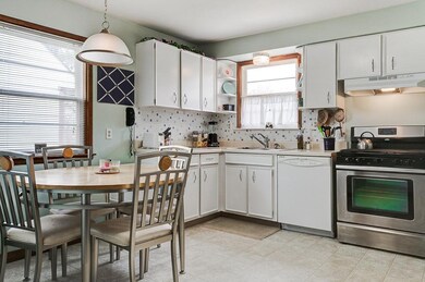 Kitchen & Eating Area