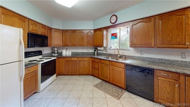 Ultra clean spacious kitchen w/granite