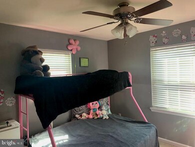 223 Southerland Dr, New Castle, DE 19720 - photo 4