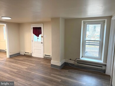 725 W Broad St unit 4, Quakertown, PA 18951 - photo 2