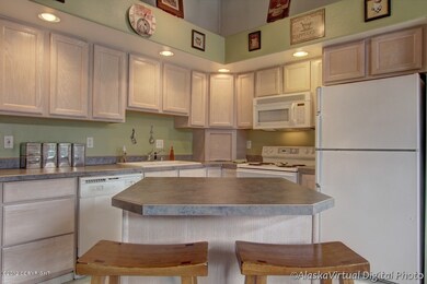 Kitchen w/breakfast bar