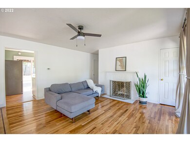 Living Room/Entrance