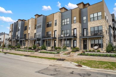 2288 Quarry Trails Dr, Columbus, OH 43228 - photo 2