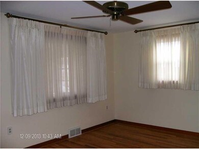 Living Room. ~Bright and Cheery Living Room~