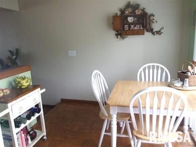 2210 Aspen Dr, Davenport, IA 52806 - photo 3