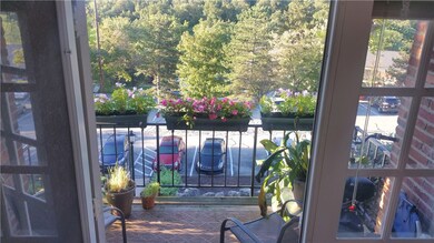 1040 Eve Dr unit D, Pittsburgh, PA 15216 - photo 2