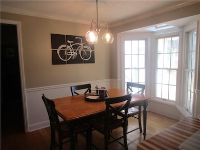 Kitchen Eat-In Area .....