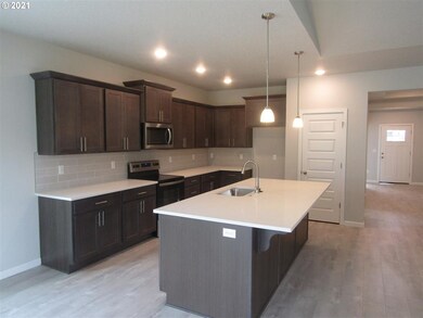 261 N 7th St, Carlton, OR 97111 - photo 4