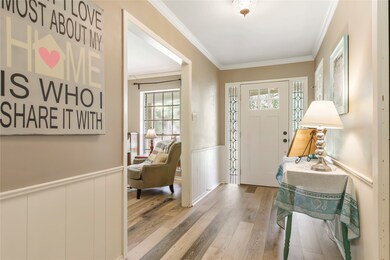 Welcome Home! Look at this welcoming entry with to