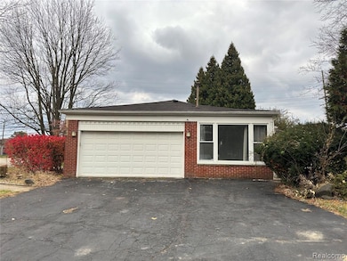 27911 Bayberry Rd, Farmington Hills, MI 48331 - photo 2