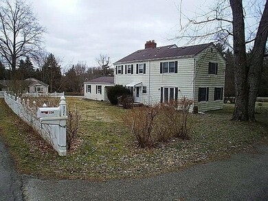 Pretty Newer PVC Picket fence on Louisiana Lane st