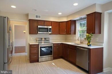 8211 Labbe Ln, Vienna, VA 22182 - photo 3