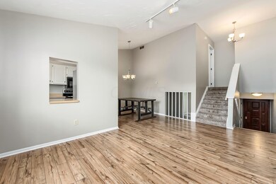 r 463 E North St-018