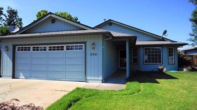 943 Pittview Ave, Central Point, OR 97502 - photo 2