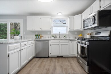 736 Hypine Rd, Dracut, MA 01826 - photo 5