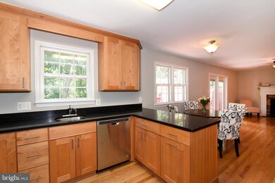 12204 Folkstone Dr, Herndon, VA 20171 - photo 2