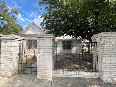 548 S Ceylon St, Eagle Pass, TX 78852 - photo 2