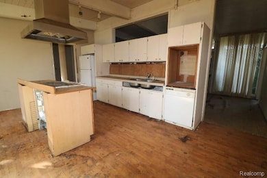 1741 Carmanbrook Pkwy, Flint, MI 48507 - photo 4