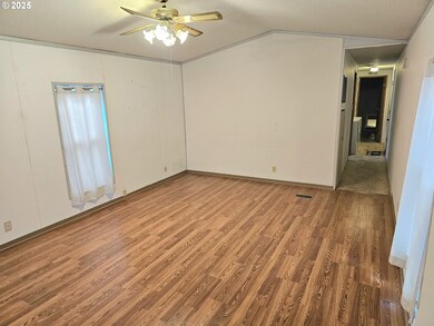 612 N Cascade Dr unit 25, Woodburn, OR 97071 - photo 4