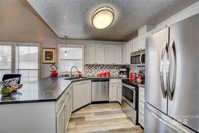 334 S Valley Dr, Nampa, ID 83686 - photo 5