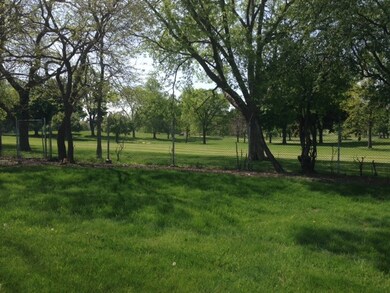 327 W Eagle Ct, Waukegan, IL 60087 - photo 3