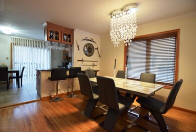 (4) Dining Room