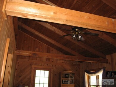 Ceiling: Beamed ceilings.