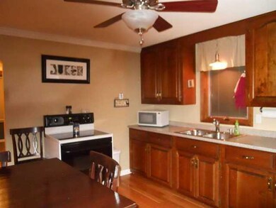 Kitchen Bright eat-in Kitchen