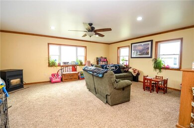 4424 Hoffman Dr, Whitehall, PA 18052 - photo 2