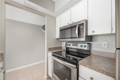 Fully equipped KITCHEN with NEW APPLIANCES and ple