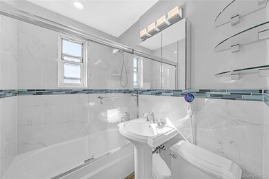 235-10 131st Ave unit Upper, Rosedale, NY 11422 - photo 4