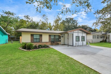 1017 W Snyder St, Alvin, TX 77511 - photo 3