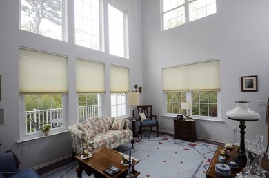 Spacious Living Room w Hardwood Floors