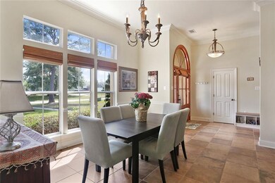 The dining room offers space for every occasion !