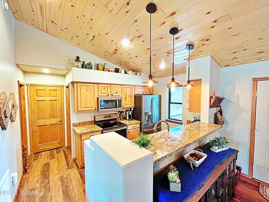 Kitchen & Breakfast Bar