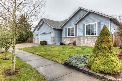 Single level in North Albany built 2003