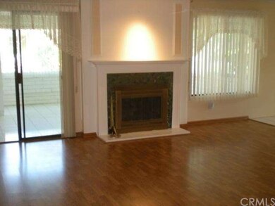 LIGHT AND BRIGHT SETTING, LAMINATE FLOORS, SLIDER 