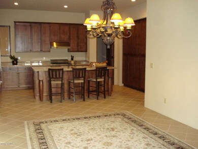 Dining area to kitchen