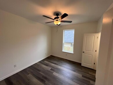 613 W Parnell St, Denison, TX 75020 - photo 3