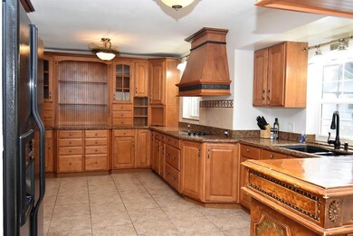 13576FoxTrailKitchen