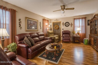 1124 6th Ave N, Grand Forks, ND 58203 - photo 3