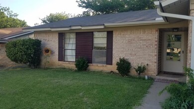 1811 Arkansas St, Gainesville, TX 76240 - photo 3