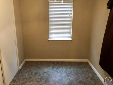 221 SW Terra Dr, Topeka, KS 66609 - photo 5