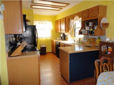 Nice spacious country kitchen. Lots of cabinets an