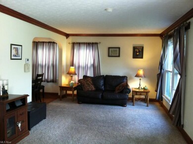 Beautiful newer crown molding in living and dining room
