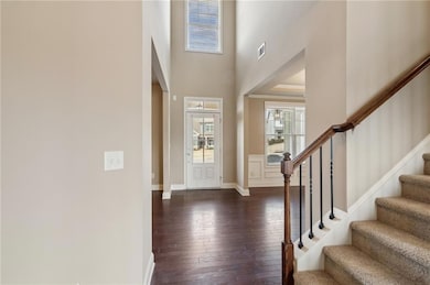Foyer featuring visible vents, a towering ceiling,