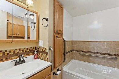 323 S Valley Dr, Nampa, ID 83686 - photo 5