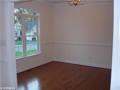 Dining Room - Interesting window detail and lots o