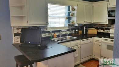 Convenient breakfast bar for added counter space