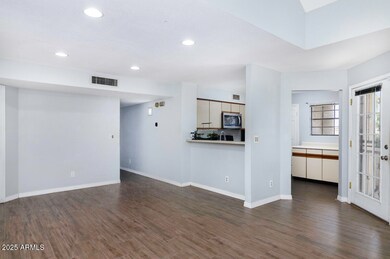 Kitchen w/ Breakfast Bar